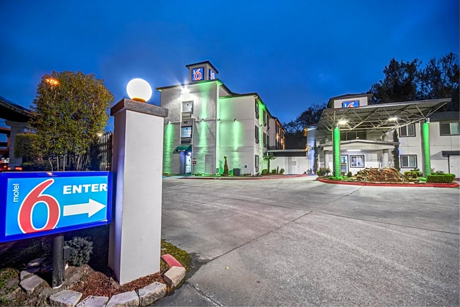 Motel 6 Humble, TX - Houston International Airport