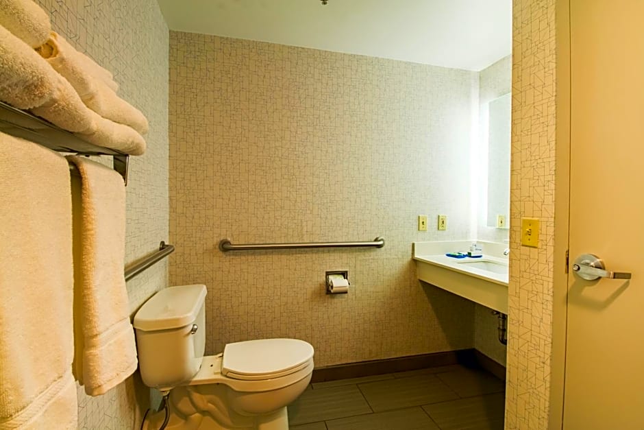 Holiday Inn Express & Suites LINCOLN EAST - WHITE MOUNTAINS