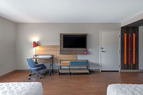 2 Queen Mobility Accessible With Tub