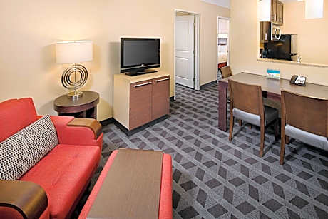 King Studio with Roll-In Shower - Mobility Accessible