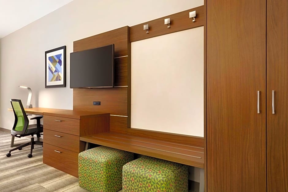 Holiday Inn Express & Suites Cincinnati South - Wilder
