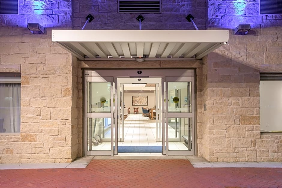 Holiday Inn Express & Suites Manhattan
