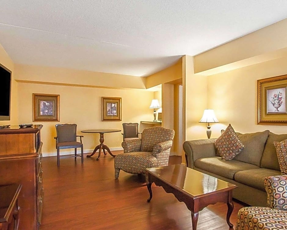 Clarion Inn & Suites University Center