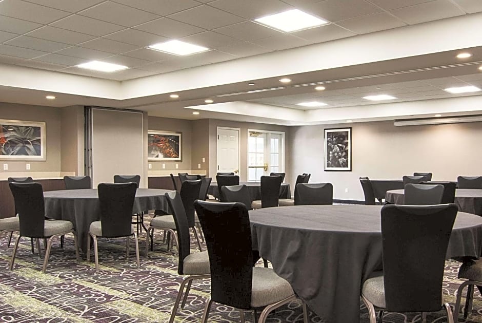 La Quinta Inn & Suites by Wyndham Atlanta Perimeter Medical Center