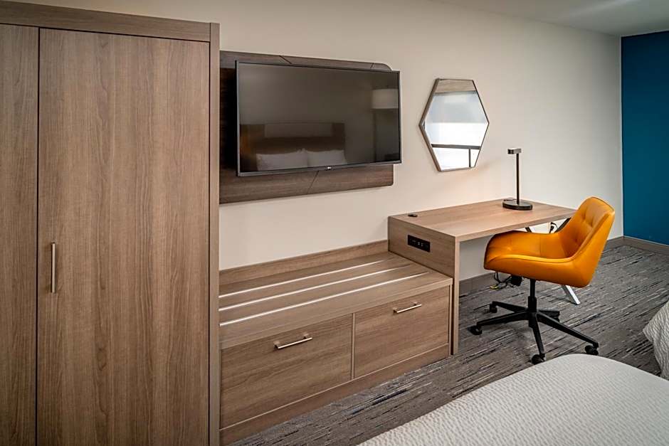 Holiday Inn Express & Suites Fairmont