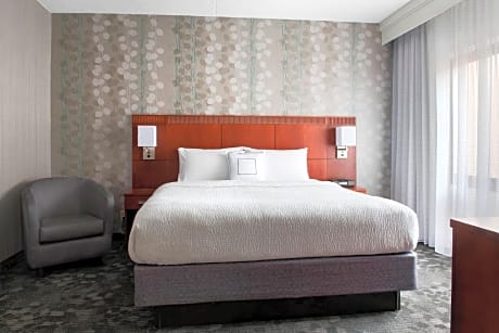 Executive Suite, 1 Bedroom Conference Suite, 1 King, Courtyard View, Balcony