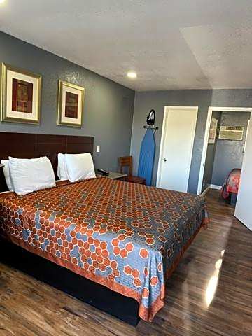 Fireside Inn By The Beach Boardwalk & Bowling