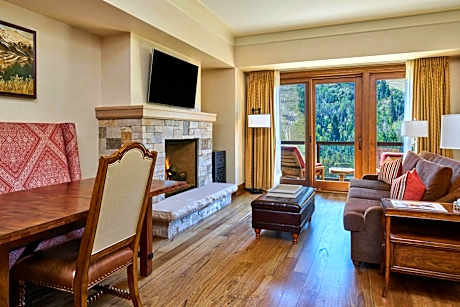 Large Deluxe King Room with Fireplace