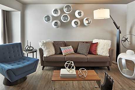 pebble beach suite, 1 bedroom smaller suite, 1 king, erie canal view