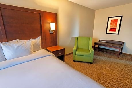 King Suite with Living Room - Accessible/Non-Smoking