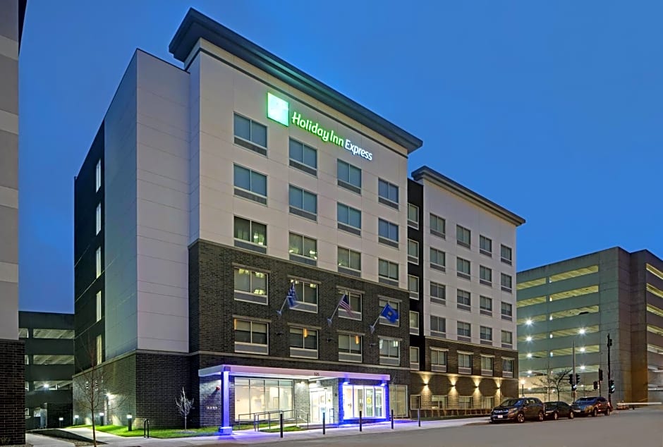 Holiday Inn Express Milwaukee Downtown