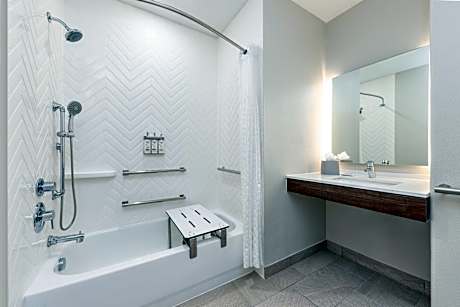 1 Bedroom Studio Hearing Accessible Tub Non-Smoking