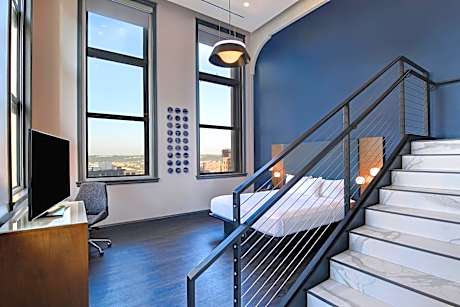 Bi-level suite with 2 King, City view
