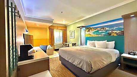 Deluxe Room, 1 King Bed, Accessible Tub, Non Smoking