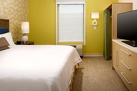 1 King Hearing Accessible Suite Non-Smoking
