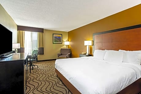 Queen Room with Mobility/Hearing Access - Non-Smoking