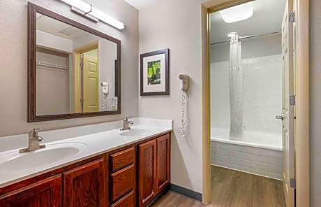 One Bedroom Suite with 2 Double Beds - Non-Smoking