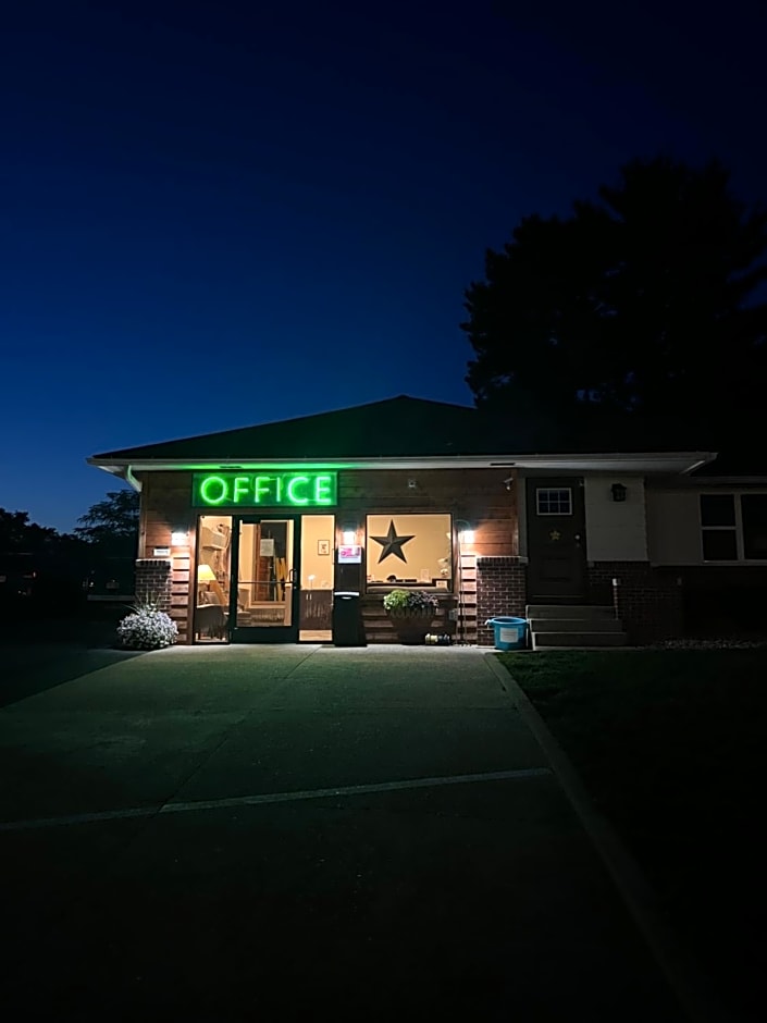 All Star Inn & Suites