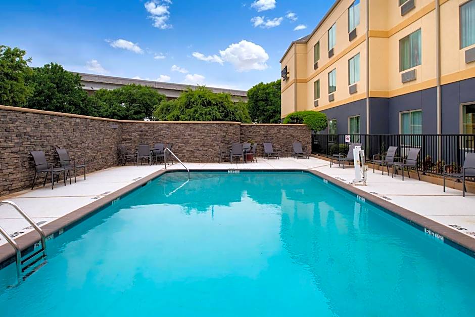 Fairfield Inn & Suites by Marriott Arlington Near Six Flags