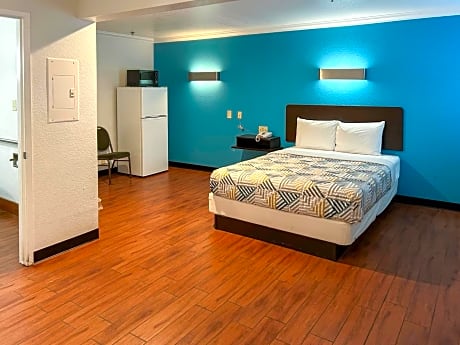 King Room with Roll-in Shower - Disability Access - Non-Smoking