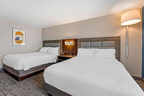 Standard Queen Room with Two Queen Beds and Mobility Accessible Tub