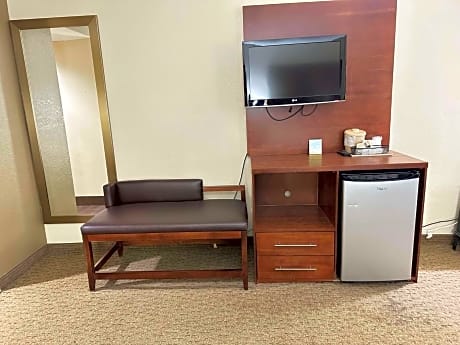 King Suite with Bath Tub - Disability Access/Non-Smoking
