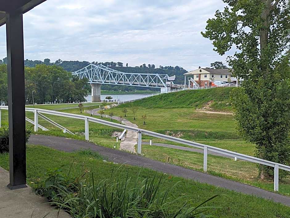 Riverboat Inn & Suites