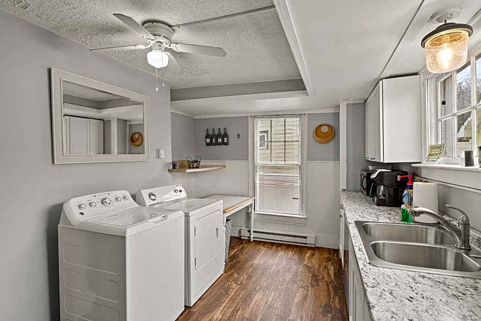 In the Heart of Watkins Glen Walk to Parks and Restaurants