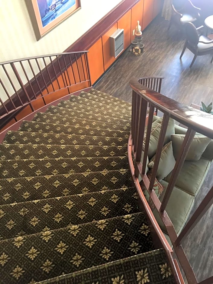 Mystic River Hotel & Suites