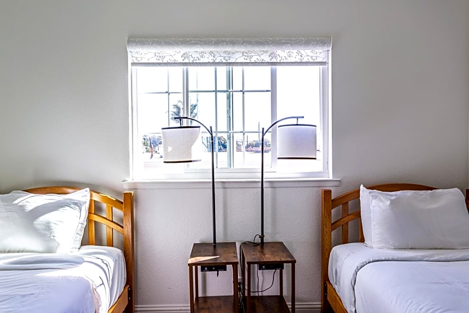 Coastal Breeze Inn