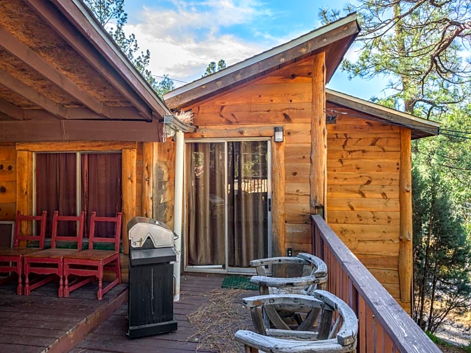 Dancing Bear, 2 Bedrooms, Front Porch, Midtown, Sleeps 6