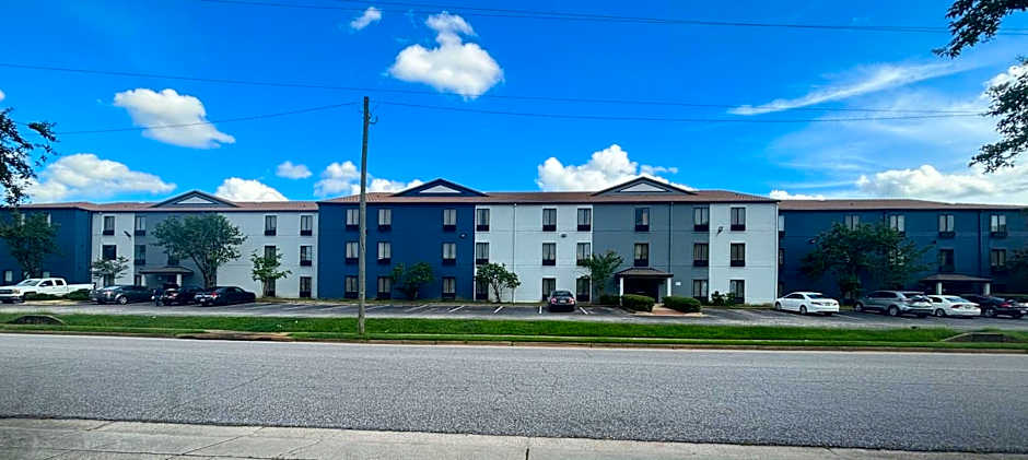 Quality Inn & Suites at Airport Blvd I-65