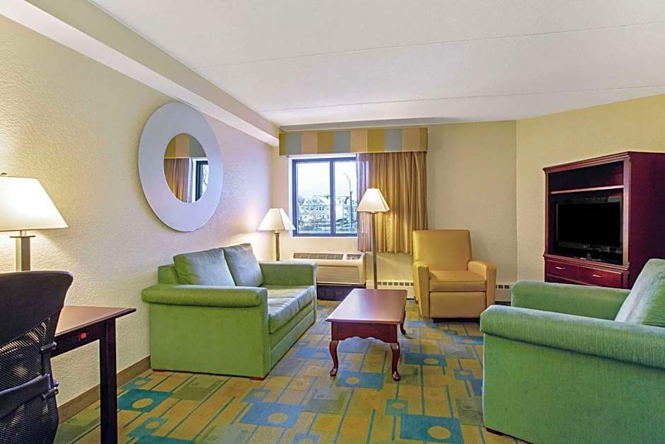 La Quinta Inn & Suites by Wyndham Boston Somerville