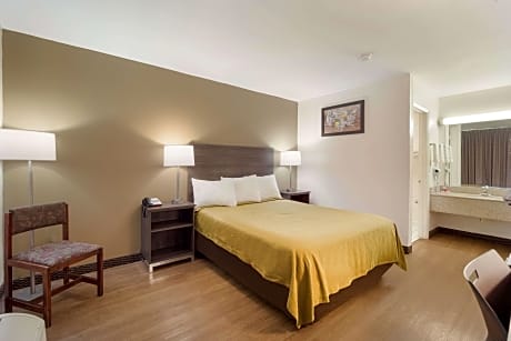 1 Queen Bed, Smoking