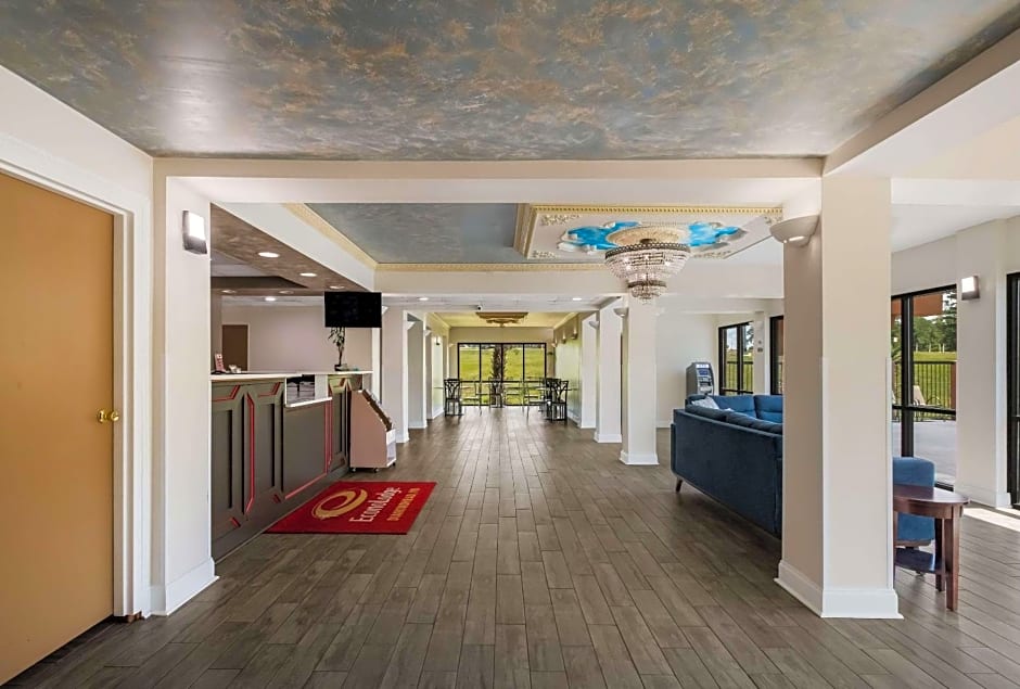 Econo Lodge Inn & Suites