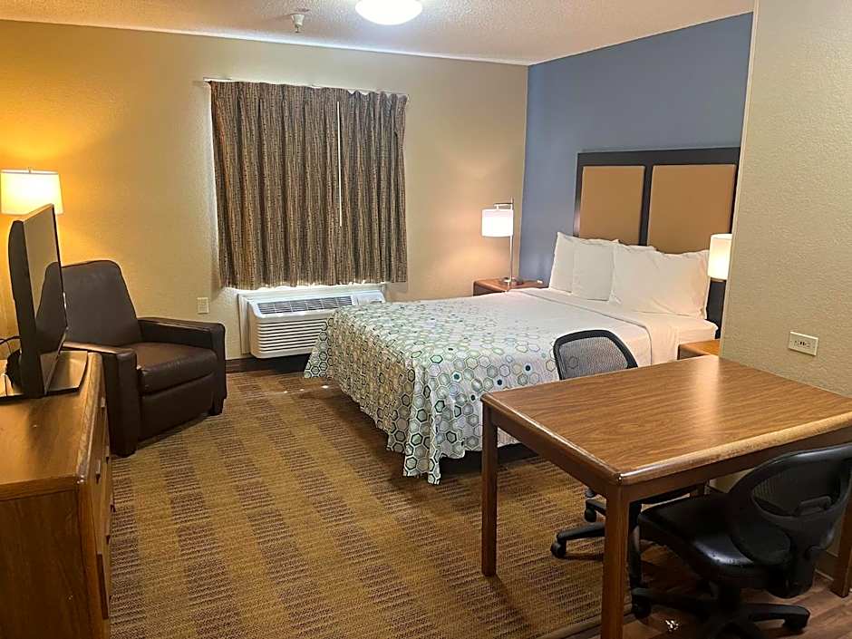 HomeTowne Studios & Suites by Red Roof Greensboro