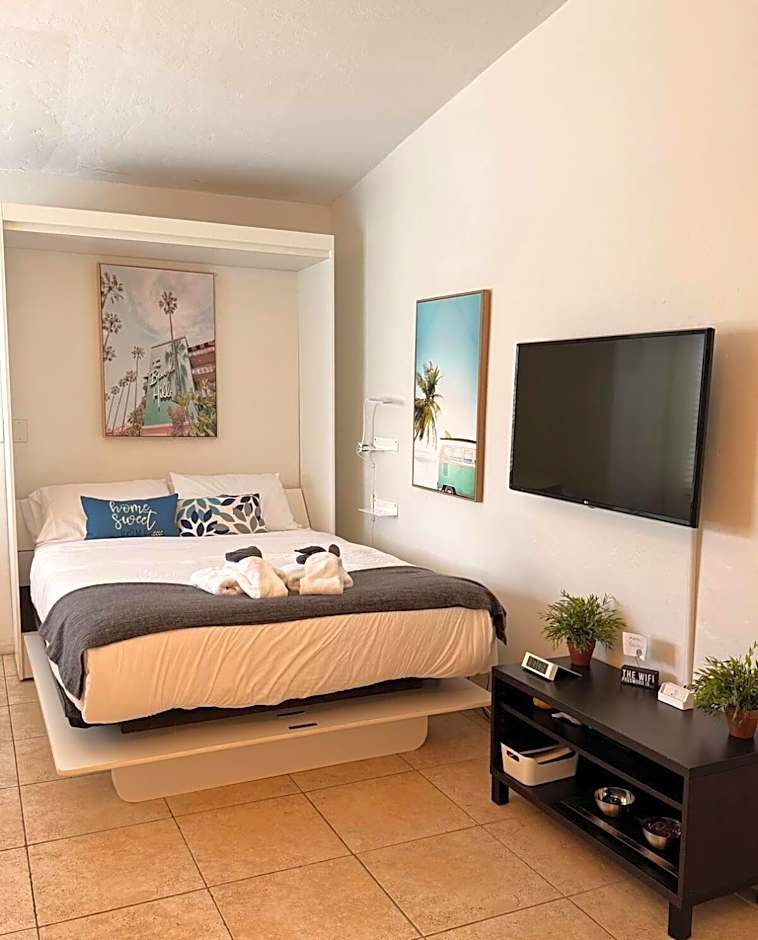 Aloha Condominium On the Intracoastal-Walk to the Beach