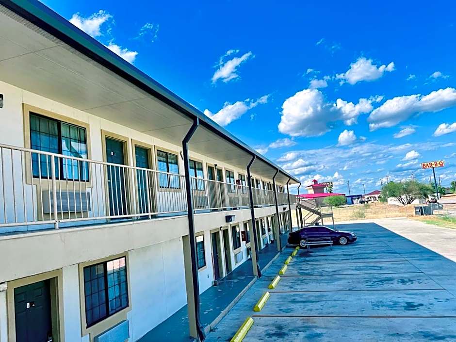 OYO Hotel Pearsall I-35 East