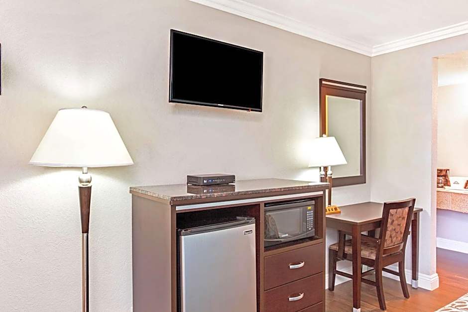 Cabana Inn & Suites