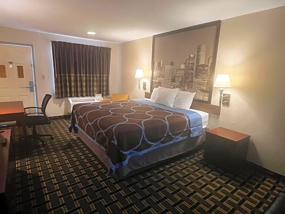 Super 8 by Wyndham Baytown / I-10
