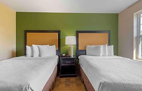Deluxe Studio with Two Double Beds - Non-Smoking