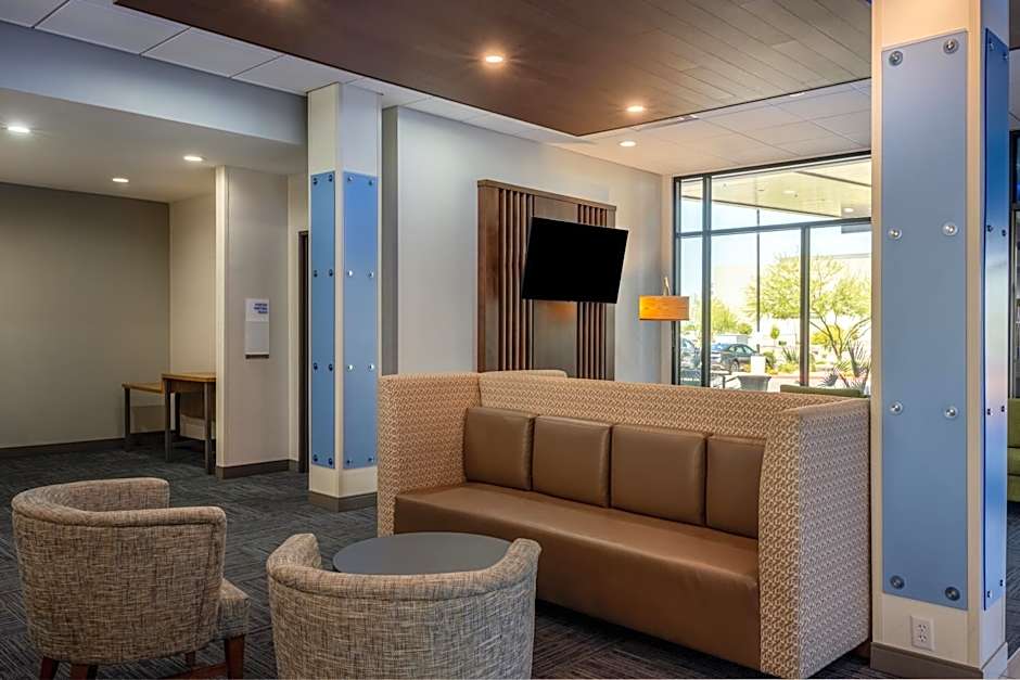Holiday Inn Express and Suites Gilbert Mesa Gateway Airport