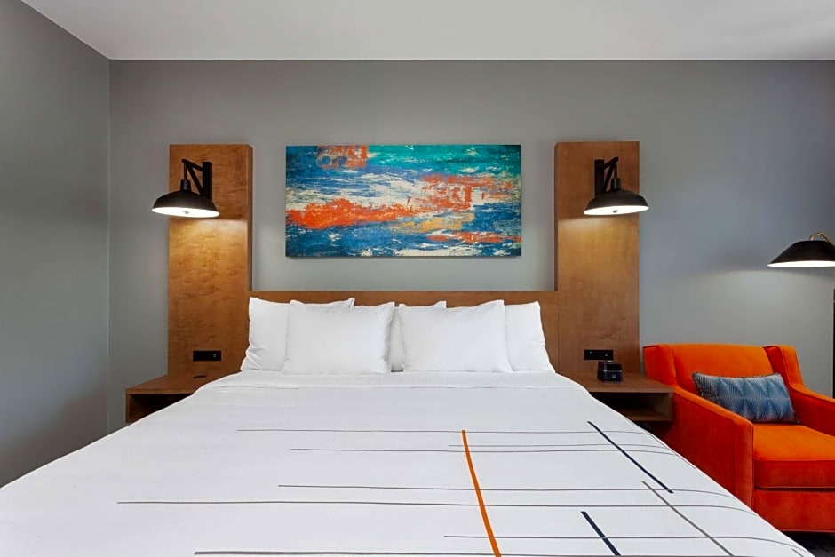 La Quinta Inn & Suites by Wyndham Ft. Myers Sanibel Gateway