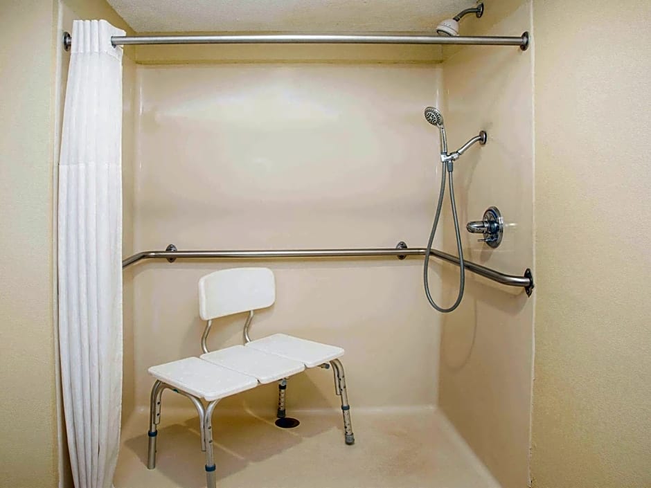 Days Inn & Suites by Wyndham Columbia Airport