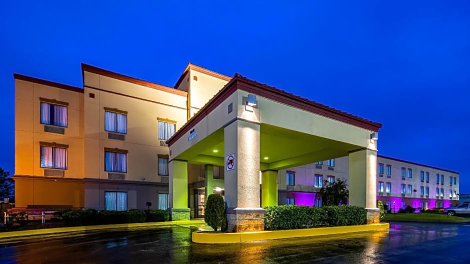 Clarion Pointe Evansville North