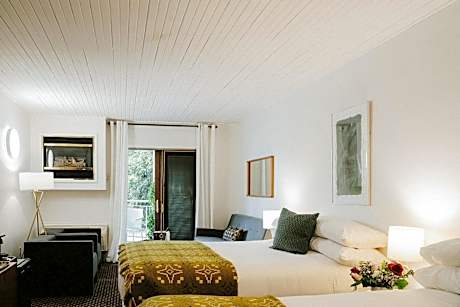 Premium 2 Queen Beds, Balcony and Fireplace