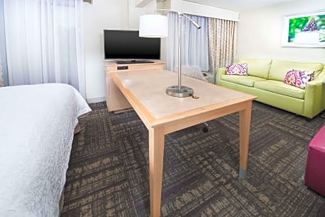 1 Queen Bed 1 Bedroom Suite Non-Smoking