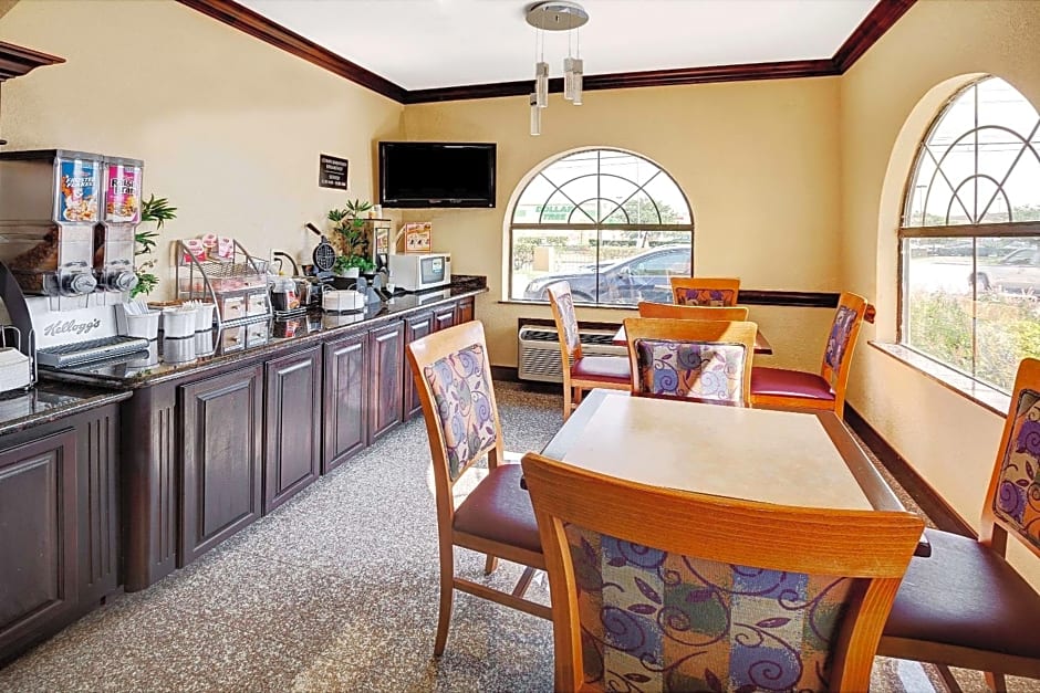 Super 8 by Wyndham Houston Hobby Airport South