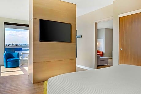 1 King Bed, Suite, Nonsmoking