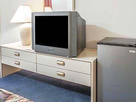 Rodeway Inn & Suites
